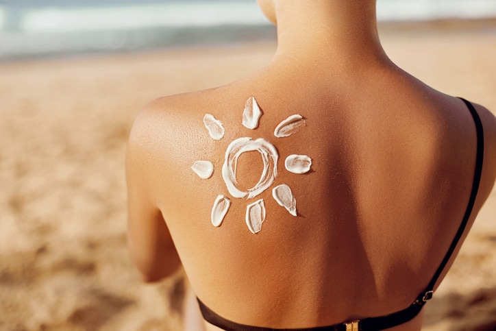 How do sunscreen and vitamin C work together?